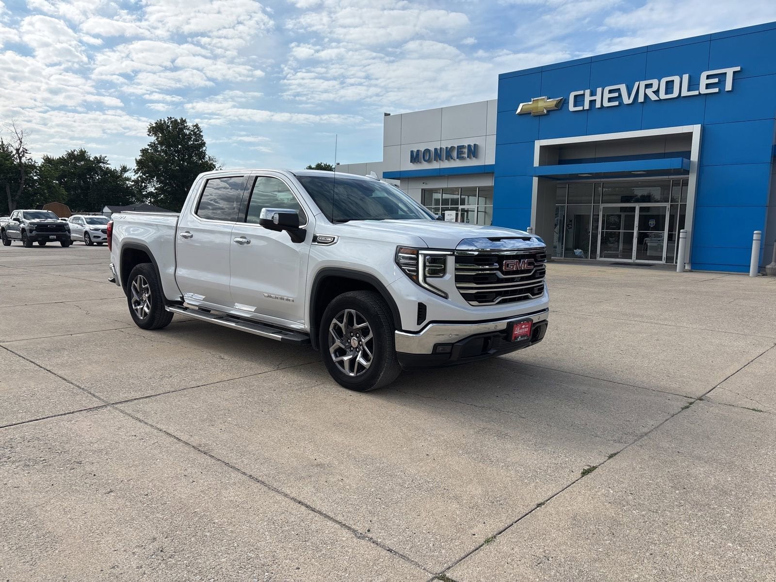 2025 GMC Sierra 4WD Crew Cab Short Box SLT's photo